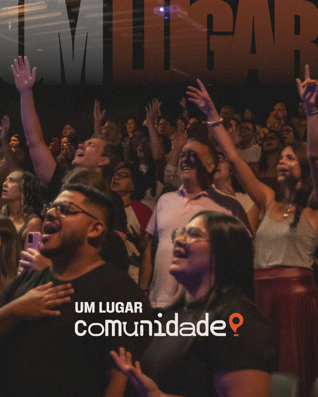 Capa do carrossel: a congregação de braços erguidos e o logotipo Um Lugar Comunidade
