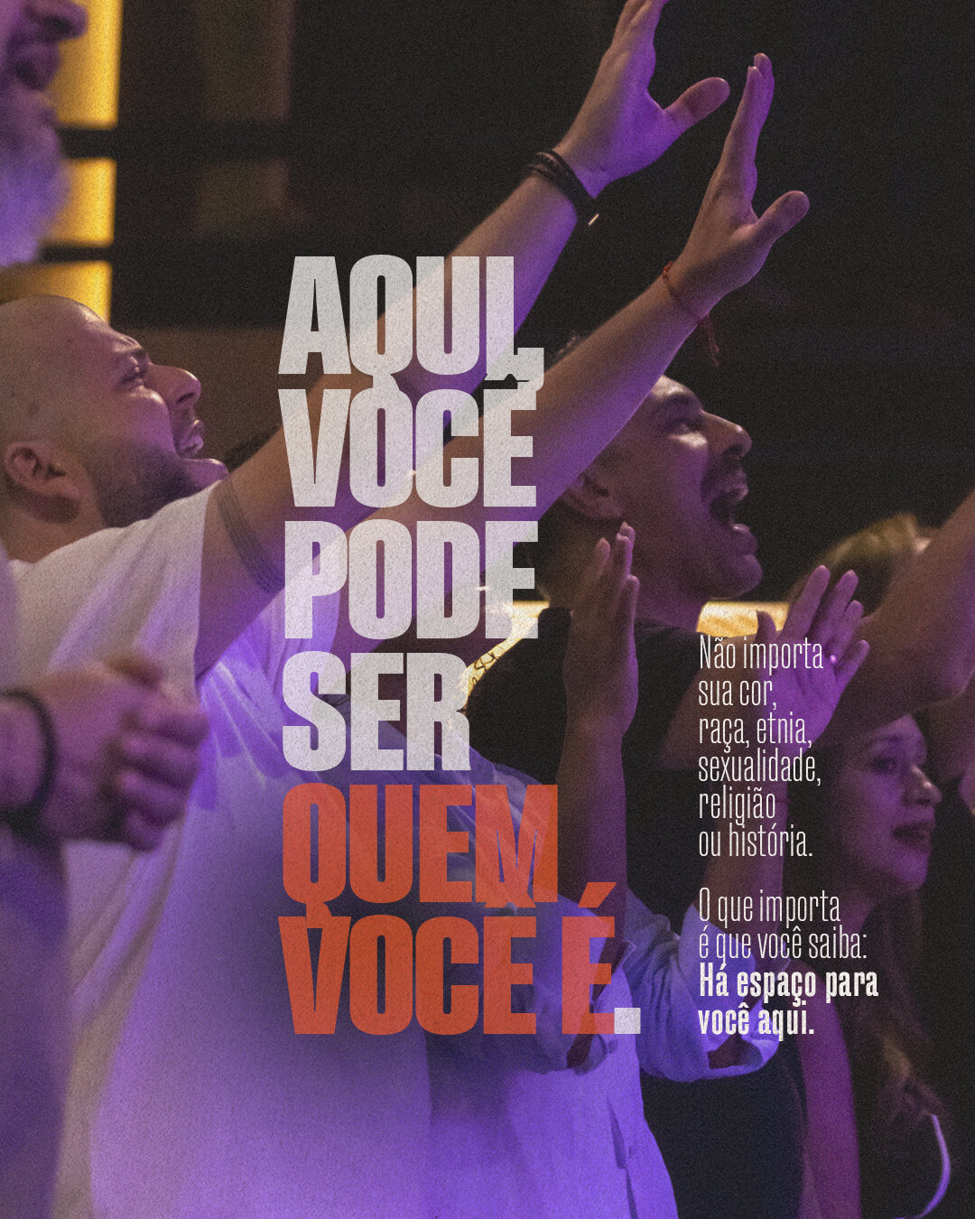 Slide Aqui você pode ser quem você é, com mãos erguidas ao fundo