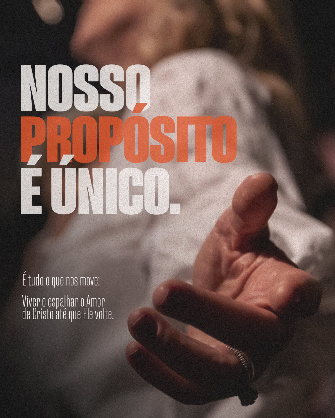 Slide Nosso propósito é único, com mãos estendidas em close